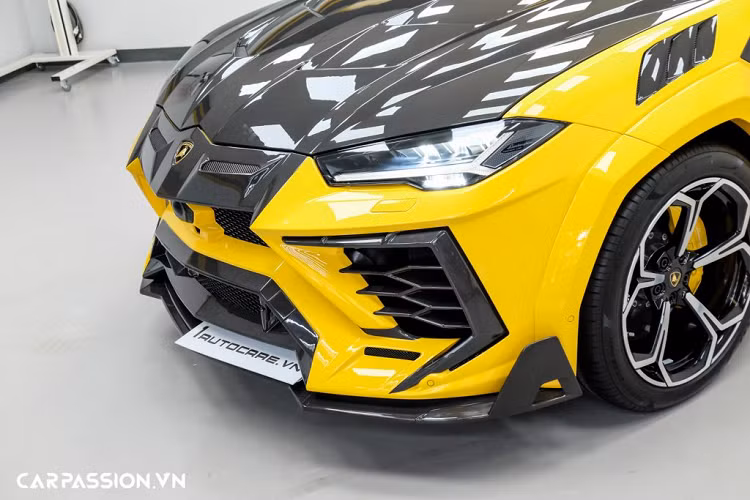 Gói nâng cấp Mansory Venatus dành cho mẫu SUV Lamborghini Urus đời mới này thực chất là một bản độ thân rộng, chiều ngang của thân xe được mở rộng hơn nhờ các miếng ốp vòm bánh xe mới. Chưa hết, cản trước của xe được thay mới hoàn toàn với chi tiết của Mansory, vốn đã sở hữu thiết kế gân guốc nam tính, cản trước của xe được Mansory trau chuốt lại theo hướng góc cạnh và hầm hố hơn.