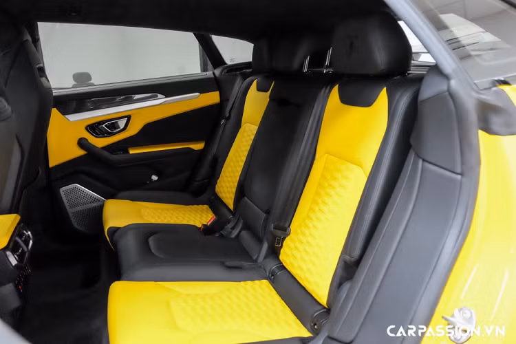 Ghế ngồi trên xe mang thiết kế khá thể thao, không thua kém những người anh em như Aventador hay Huracan, tuy vậy, Urus mang đến cảm giác ngồi thoải mái cộng với tầm nhìn thông thoáng hơn. Tựa đầu ghế thêu logo Lamborghini màu đen, hàng ghế phía sau khá rộng rãi, phù hợp cho 3 người lớn ngồi và được trang bị điều hòa riêng biệt ở phía sau. Các chi tiết như táp-pi cửa, bảng táp-lô hay ghế ngồi đều được bọc da cao cấp, trần xe bọc da Alcantara.