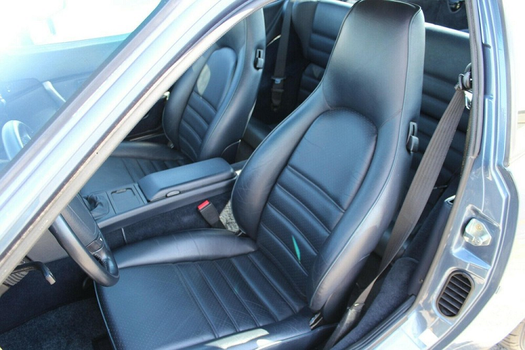 Khi đưa chiếc Porsche 944 ngủ quên ra khỏi garage, một cuộc kiểm tra đã hé lộ rằng nó vẫn còn mới nguyên cả trong lẫn ngoài. Thậm chí bộ bánh xe nguyên bản vốn ở trong tình trạng hoàn hảo. Cho dù lớp sơn ngoại thất màu xanh Baltic bên ngoài có bị hư hỏng nhẹ, tất cả đã được giải quyết ngon lành trước khi chào bán trên eBay.