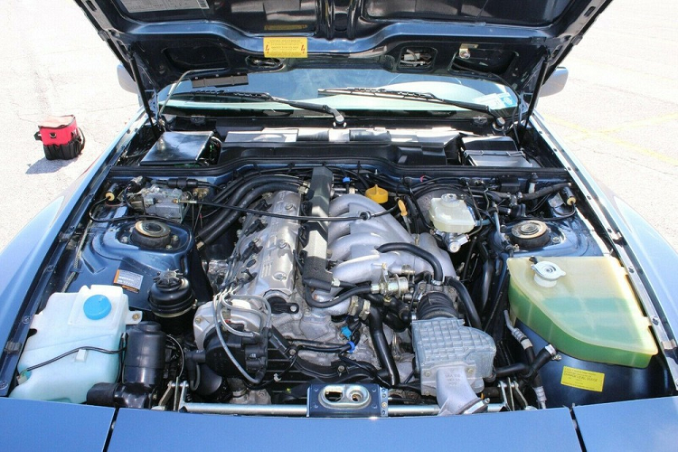 Đầu tiên, chiếc xe mới chỉ chạy chưa tới 3.200 km. Thứ hai, nó đã được cất giữ cẩn thận suốt 27 năm qua trong một garage kiểm soát nhiệt độ. Vốn được mua trong năm 1990 tại đại lý Connecticut Porsche, Mỹ, chủ nhân ban đầu đã lái rất ít và nó được đăng ký lần cuối trong năm 1993. Kể từ đó, chiếc xe đã được đưa vào garage và có một giấc ngủ dài gần 3 thập kỷ.