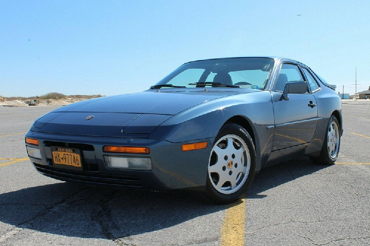 Một chiếc xe thể thao Porsche 718 Cayman mới cứng có giá bán khoảng 58.000 USD, nhưng người mua nên nhớ rằng đây chỉ là phiên bản tiêu chuẩn. Một chiếc 718 Cayman GT4 cao cấp hơn sẽ tốn kém tới 100.000 USD. Các khách hàng Cayman cũng nên biết rằng phiên bản tiêu chuẩn chỉ có trang bị một động cơ tăng áp 4 xi-lanh 2.0 lít với 300 mã lực và 380 Nm mô-men xoắn cực đại.