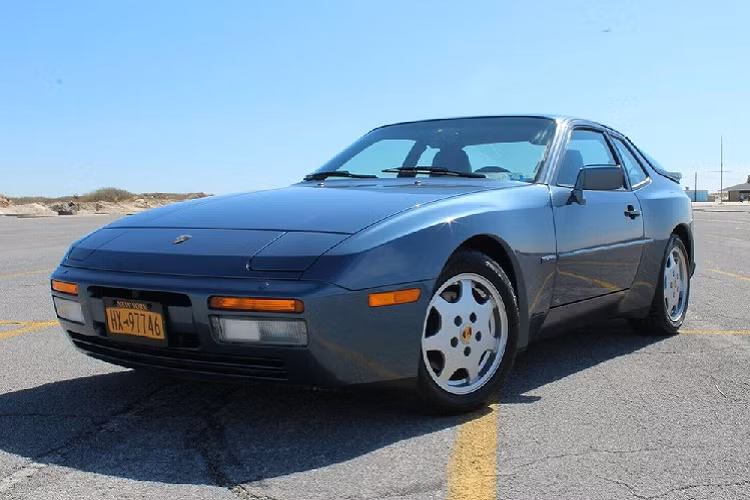 Một chiếc xe thể thao Porsche 718 Cayman mới cứng có giá bán khoảng 58.000 USD, nhưng người mua nên nhớ rằng đây chỉ là phiên bản tiêu chuẩn. Một chiếc 718 Cayman GT4 cao cấp hơn sẽ tốn kém tới 100.000 USD. Các khách hàng Cayman cũng nên biết rằng phiên bản tiêu chuẩn chỉ có trang bị một động cơ tăng áp 4 xi-lanh 2.0 lít với 300 mã lực và 380 Nm mô-men xoắn cực đại.