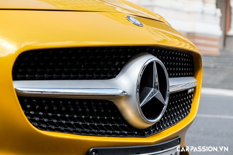 Sau khoảng thời gian khá dài có mặt tại các đại lí của Mercedes-Benz Việt Nam, chiếc AMG GT S sở hữu lớp sơn vàng Solar Beam Yellow này chính thức tìm được chủ nhân vào tháng 6/2018 và kể từ đó đến nay, giới yêu xe trong nước rất ít khi có dịp bắt gặp mẫu xe thể thao mạnh mẽ này lăn bánh trên đường phố. Mới đây nhất, xe đã bị bắt gặp khi xuất hiện cùng chủ nhân tại khu vực trung tâm Sài Gòn.