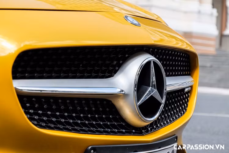 Sau khoảng thời gian khá dài có mặt tại các đại lí của Mercedes-Benz Việt Nam, chiếc AMG GT S sở hữu lớp sơn vàng Solar Beam Yellow này chính thức tìm được chủ nhân vào tháng 6/2018 và kể từ đó đến nay, giới yêu xe trong nước rất ít khi có dịp bắt gặp mẫu xe thể thao mạnh mẽ này lăn bánh trên đường phố. Mới đây nhất, xe đã bị bắt gặp khi xuất hiện cùng chủ nhân tại khu vực trung tâm Sài Gòn.