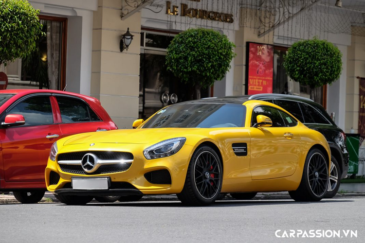 Mercedes-AMG GT S sử dụng khối động cơ V8 tăng áp kép, có dung tích 4.0 lít, sản sinh công suất tối đa lên đến 510 mã lực tại vòng tua máy 6.250 vòng/phút và mô men xoắn cực đại đạt mức 650 Nm tại dải vòng tua 1.750 – 4.750 vòng/phút. Nhờ hộp số 7 cấp thể thao AMG SPEEDSHIFT DCT cùng hệ thống dẫn động cầu sau, mẫu xe thể thao AMG GT S có khả năng tăng tốc từ 0-100 km/h chỉ trong vỏn vẹn 3,8 giây, trước khi đạt tốc độ tối đa 310 km/h. 