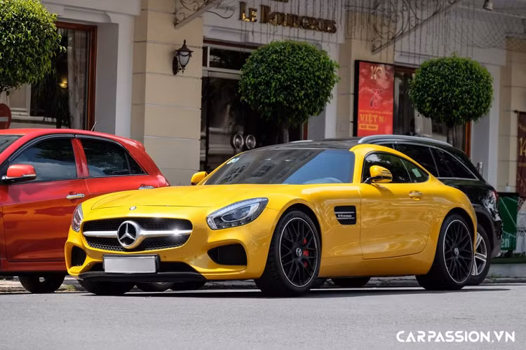 Mercedes-AMG GT S sử dụng khối động cơ V8 tăng áp kép, có dung tích 4.0 lít, sản sinh công suất tối đa lên đến 510 mã lực tại vòng tua máy 6.250 vòng/phút và mô men xoắn cực đại đạt mức 650 Nm tại dải vòng tua 1.750 – 4.750 vòng/phút. Nhờ hộp số 7 cấp thể thao AMG SPEEDSHIFT DCT cùng hệ thống dẫn động cầu sau, mẫu xe thể thao AMG GT S có khả năng tăng tốc từ 0-100 km/h chỉ trong vỏn vẹn 3,8 giây, trước khi đạt tốc độ tối đa 310 km/h. 