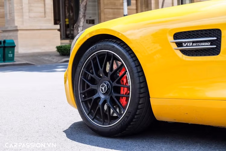 Xe sở hữu kích thước tổng thể gồm chiều dài x rộng x cao lần lượt là 4.546 x 1.939 x 1.288 (mm), chiều dài cơ sở 2.630mm. Để giảm thiểu tối đa “cân nặng” cho xe, các kỹ sư của hãng xe Đức đã sử dụng hợp kim nhôm siêu nhẹ để chế tạo thân xe, nhờ đó khối lượng của Mercedes-AMG GT S chỉ dừng ở mức 1.645 kg.