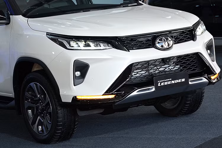 So với động cơ trên phiên bản cũ, động cơ 2.8L đã được tinh chỉnh tăng 27 mã lực và mô-men xoắn thêm 50Nm, đồng thời tiếng ồn và độ rung đã được giảm thiểu và tua máy ở chế độ không tải (hay còn được gọi là chế độ ga-lăng-ti) đã được giảm xuống từ 850 xuống còn 680 vòng/phút.