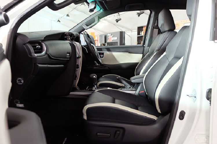 Từ phía sau, cụm đèn hậu LED được tinh chỉnh. Trên bản Legender đèn xi nhan sẽ rẽ tia như trên các dòng Lexus. So với phiên bản thông thường, bản LEGEND mang ngoại thất thiết kế thể thao hơn với lưới tản nhiệt cỡ lớn, hốc gió lớn mang đến diện mạo ấn tượng và hầm hố hơn. Ngoài ra, bản LEGEND còn sở hữu mâm 20 inch kích thước lớn, và nổi bật hơn thân xe mang 2 tông màu với nóc xe được sơn đen.