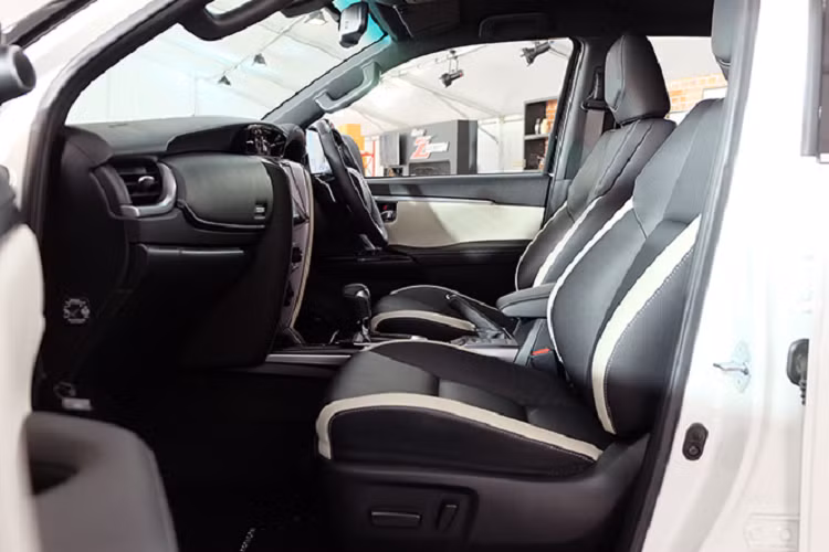 Từ phía sau, cụm đèn hậu LED được tinh chỉnh. Trên bản Legender đèn xi nhan sẽ rẽ tia như trên các dòng Lexus. So với phiên bản thông thường, bản LEGEND mang ngoại thất thiết kế thể thao hơn với lưới tản nhiệt cỡ lớn, hốc gió lớn mang đến diện mạo ấn tượng và hầm hố hơn. Ngoài ra, bản LEGEND còn sở hữu mâm 20 inch kích thước lớn, và nổi bật hơn thân xe mang 2 tông màu với nóc xe được sơn đen.