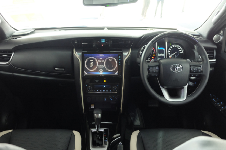 Ở phiên bản nâng cấp facelift mới, Fortuner 2021 đã được sửa đổi toàn bộ phần đầu xe, táo bạo và sắc sảo hơn trước. Trong đó, cản trước bao gồm cụm lưới tản nhiệt được thay đổi rộng hơn, hốc gió lớn hơn. Đèn pha LED kép (dual LED) và đèn sương mù LED đã được đổi mới thiết kế, tích hợp đèn xi-nhan bên dưới cản trước thể thao.