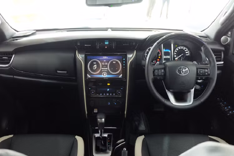 Ở phiên bản nâng cấp facelift mới, Fortuner 2021 đã được sửa đổi toàn bộ phần đầu xe, táo bạo và sắc sảo hơn trước. Trong đó, cản trước bao gồm cụm lưới tản nhiệt được thay đổi rộng hơn, hốc gió lớn hơn. Đèn pha LED kép (dual LED) và đèn sương mù LED đã được đổi mới thiết kế, tích hợp đèn xi-nhan bên dưới cản trước thể thao.