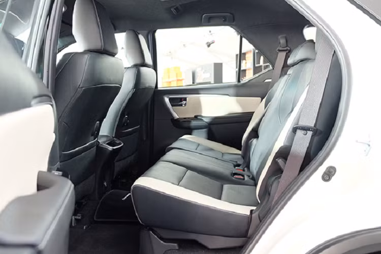 Phiên bản Toyota Fortuner Legender 2.8L AWD AT sở hữu động cơ dầu 4 xy lanh 2.8L tăng áp (mã 1GD-FTV) cho công suất tối đa 204 mã lực tại 3.400 vòng/phút và mô-men xoắn cực đại 500 Nm tại 1.600 - 2.800 vòng/phút. Sức mạnh được truyền xuống cầu AWD thông qua hộp số tự động 6 cấp. Trên phiên bản hàng đầu AWD này, động cơ còn được tính hợp hệ thống Auto Start-Stop. 3 chế độ lái là Eco, Normal và Sport.