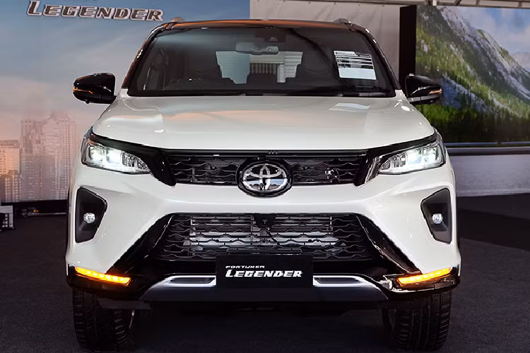 Giá xe Toyota Fortuner 2021 phiên bản Diesel 2.4 Turbo: 2.4 Legender 2WD AT 1,564,000 baht (khoảng 1,18 tỷ đồng); 2.4 Legender 4WD AT 1,634,000 baht (khoảng1,23 tỷ đồng); Diesel 2.8 Turbo: 2.8 Legender 2WD AT 1,769,000 baht (khoảng 1,33 tỷ đồng); 2.8 Legender 4WD AT 1,839,000 baht (khoảng 1,39 tỷ đồng). Phiên bản trong bài là bản Toyota Fortuner Legender 2.8L AWD AT, sơn xe màu trắng có giá 1,39 tỷ đồng.