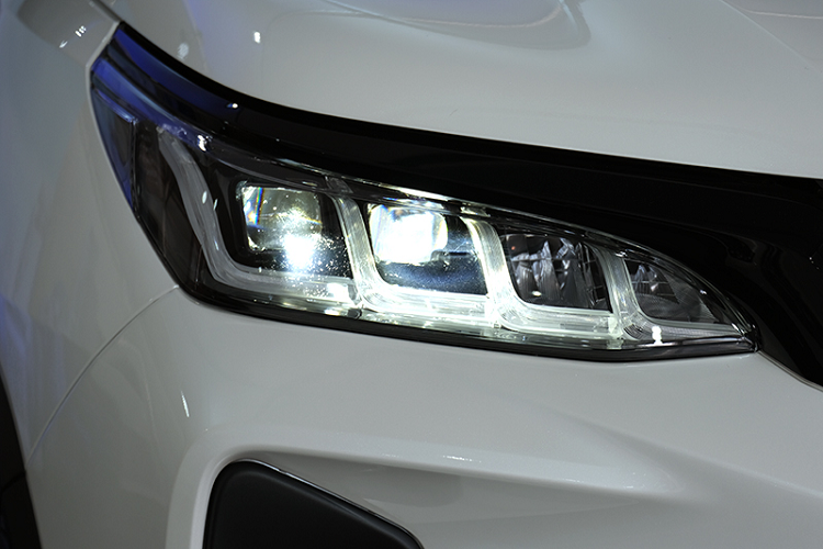 Nội thất Fortuner 2021 không có thay đổi về bố cục so với phiên bản cũ. Toyota chỉ thực hiện những thay đổi nhỏ tập trung vào tiện nghi và giải trí, đổi mới thiết kế ghế ngồi đi kèm với vật liệu và cách trang trí khác nhau. Nội thất được bọc da đen trắng 2 tone, chỉ viền trắng trang trí. Các mảng trang trí giả vân gỗ được thay bằng viền bạc.