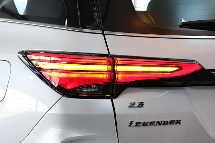 Ở bản full này, Fortuner 2021 sử dụng màn hình cảm ứng 9 inch hỗ trợ kết nối Apple CarPlay/ Android Auto. Xe cũng trang bị “đồ chơi” nhiều hơn hệ thống loa JBL Premium Audio, đèn LED trang trí nội thất, sạc điện thoại không dây, thêm 2 cổng sạc USB, camera 360 độ, đá đóng mở cốp, hệ thống viễn thông T-Connect với nhiều chức năng như: Tìm xe, kiểm tra vị trí của xe, nhắc nhở bảo dưỡng xe…