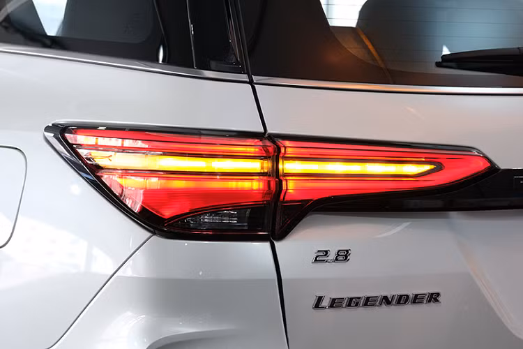 Ở bản full này, Fortuner 2021 sử dụng màn hình cảm ứng 9 inch hỗ trợ kết nối Apple CarPlay/ Android Auto. Xe cũng trang bị “đồ chơi” nhiều hơn hệ thống loa JBL Premium Audio, đèn LED trang trí nội thất, sạc điện thoại không dây, thêm 2 cổng sạc USB, camera 360 độ, đá đóng mở cốp, hệ thống viễn thông T-Connect với nhiều chức năng như: Tìm xe, kiểm tra vị trí của xe, nhắc nhở bảo dưỡng xe…