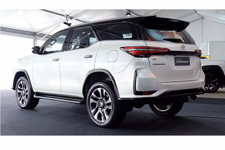 Về an toàn, phiên bản Toyota Fortuner Legender 2021 2.8L được trang bị gói an toàn Toyota Safety SENSE. Trong đó bao gồm: cảnh báo trước va chạm PCS, cảnh báo chệch làn đường, kiểm soát hành trình thích ứng cruise control từ radar ở đầu xe (Dynamic Radar Cruise Control), camera 360 độ hiển thị nhiều góc nhìn hỗ trợ đỗ xe linh hoạt. 7 túi khí.