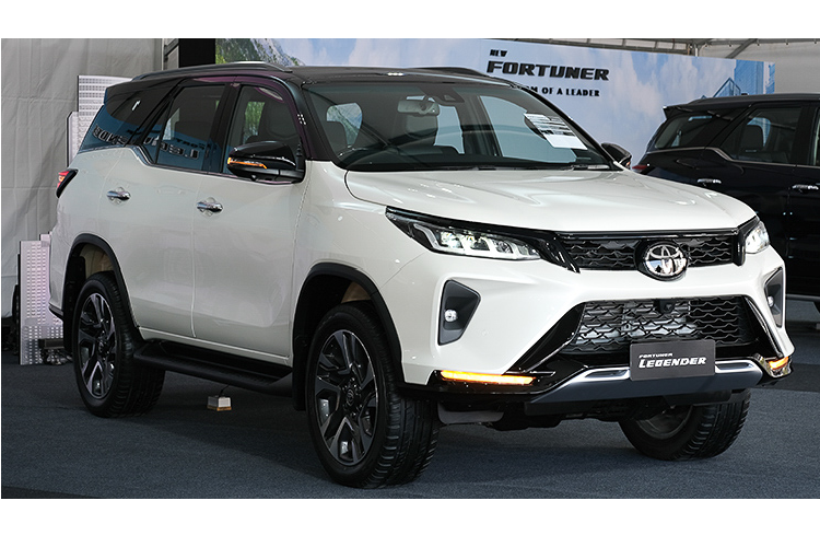 Tại thời điểm ra mắt ở Thái Lan, Toyota Fortuner 2021 mới ra mắt với 2 cấu hình thường và Legender. Trong đó, bản Legender gây chú ý với phần đầu thiết kế đẹp mắt, mặt ca lăng mới mẻ và cụm đèn sang trọng. Fortuner Legender cũng có 4 phiên bản với 2 cấu hình động cơ dầu tăng áp 2.4L và 2.8L. Bản Legender tương đương với bản TRD Sportivo đời trước.