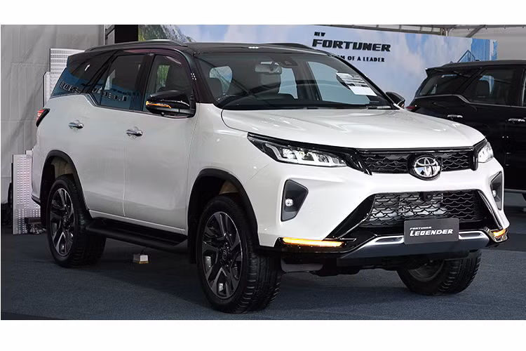 Tại thời điểm ra mắt ở Thái Lan, Toyota Fortuner 2021 mới ra mắt với 2 cấu hình thường và Legender. Trong đó, bản Legender gây chú ý với phần đầu thiết kế đẹp mắt, mặt ca lăng mới mẻ và cụm đèn sang trọng. Fortuner Legender cũng có 4 phiên bản với 2 cấu hình động cơ dầu tăng áp 2.4L và 2.8L. Bản Legender tương đương với bản TRD Sportivo đời trước.