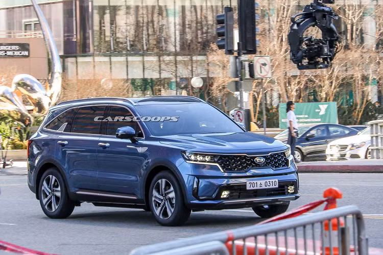 Bên cạnh đó, Kia Sorento thế hệ thứ 4 sẽ các tùy chọn động cơ (tùy thuộc vào thị trường) như: xăng 2.5L GDi hút khí tự nhiên, 2.0L tăng áp và 2.5L T-GDi, bên cạnh các phiên bản động cơ dầu 2.0L và 2.2L. Các phiên bản động cơ Hybrid &amp; Plug-in Hybrid cũng hứa hẹn sẽ công bố sớm.