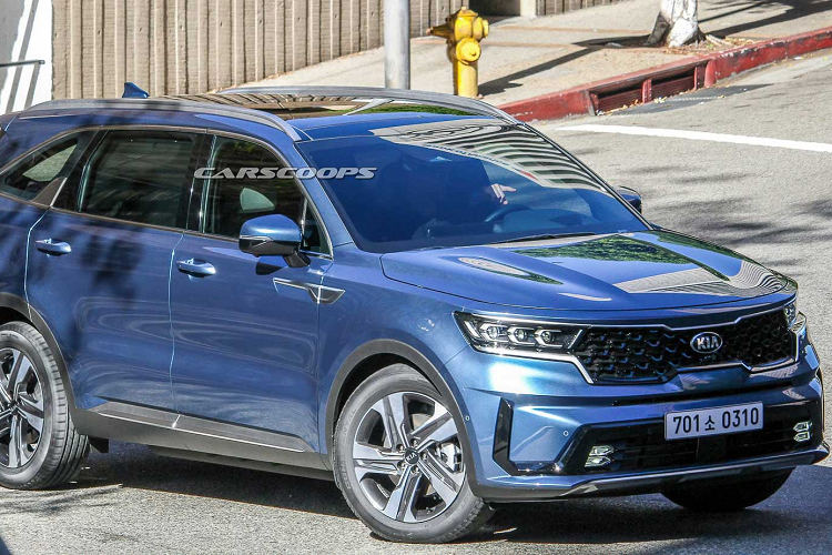 Phiên bản trong loạt ảnh này là bản Hybrid do có logo ECO Hybrid gắn trên đuôi xe. Bản này có lẽ có thông số tương tự như trên Optima Hybrid 2020 2.0L với công suất 192 mã lực và 367 Nm.