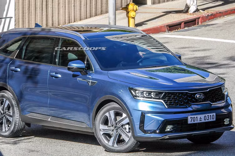 Phiên bản trong loạt ảnh này là bản Hybrid do có logo ECO Hybrid gắn trên đuôi xe. Bản này có lẽ có thông số tương tự như trên Optima Hybrid 2020 2.0L với công suất 192 mã lực và 367 Nm.