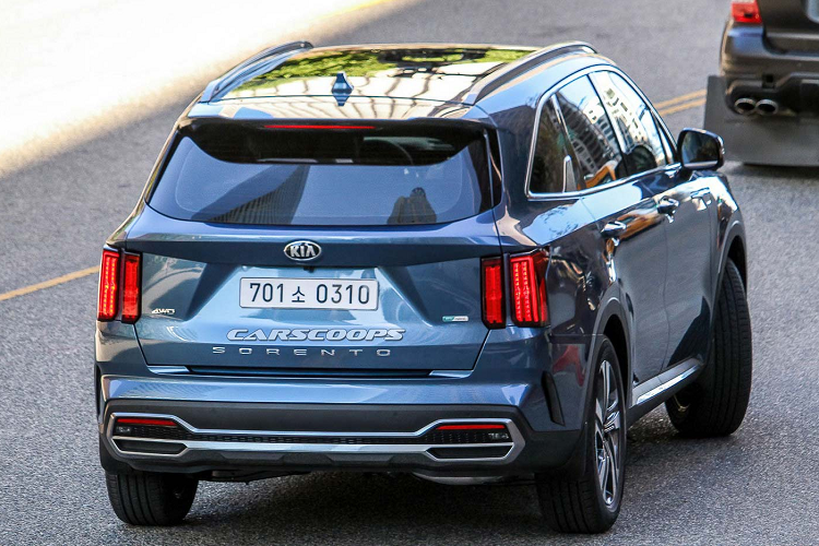 Tại thời điểm này, thông tin về giá xe Kia Sorento 2021 và ngày ra mắt thị trường Việt Nam vẫn chưa được hé lộ. Hiện tại, Kia Sorento ở Việt Nam vẫn là thế hệ thứ 2, đã được THACO phân phối từ năm 2009 cho tới nay.