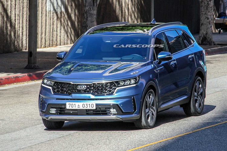 Tuy nhiên, Kia Sorento 2021 mới không tiết lộ nhiều về nội thất xe. Theo các thông tin và ảnh chụp được trước đó, nội thất xe hứa hẹn chuyển sang sử dụng cần số núm xoay tương tự như SantaFe Facelift mới. Bên cạnh đó, xe còn trang bị đồng hồ hỗ trợ lái kỹ thuật số 12,3 inch đi kèm với hệ thống thông tin giải trí 10,25 inch và nhiều công nghệ khác.