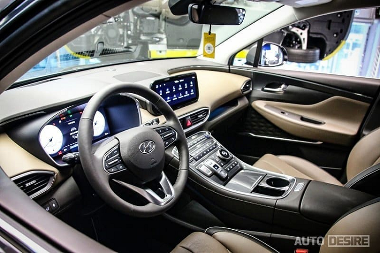 Thiết kế mới của cụm điều khiển trung tâm cũng giúp giải phóng không gian, cung cấp thêm ngăn chứa đồ cho xe. Thêm vào đó là những tính năng như định vị hướng dẫn bằng giọng nói dựa trên vệ tinh và màn hình camera lùi.