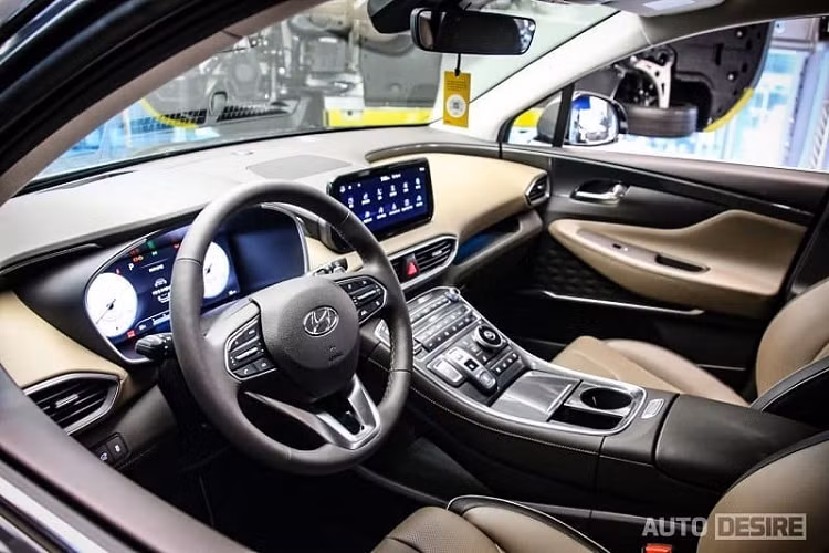 Thiết kế mới của cụm điều khiển trung tâm cũng giúp giải phóng không gian, cung cấp thêm ngăn chứa đồ cho xe. Thêm vào đó là những tính năng như định vị hướng dẫn bằng giọng nói dựa trên vệ tinh và màn hình camera lùi.