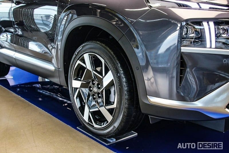 Hiện chưa có hình ảnh nội thất bên trong Hyundai SantaFe N Performance. Trong khi đó, Hyundai SantaFe 2021 tại thị trường Hàn Quốc được trang bị màn hình trung tâm mới nằm hơi ngả về sau, có kích thước 10,25 inch. Đằng sau vô lăng xuất hiện màn hình LCD 12,3 inch của bảng đồng hồ kỹ thuật số toàn phần hiện đại.