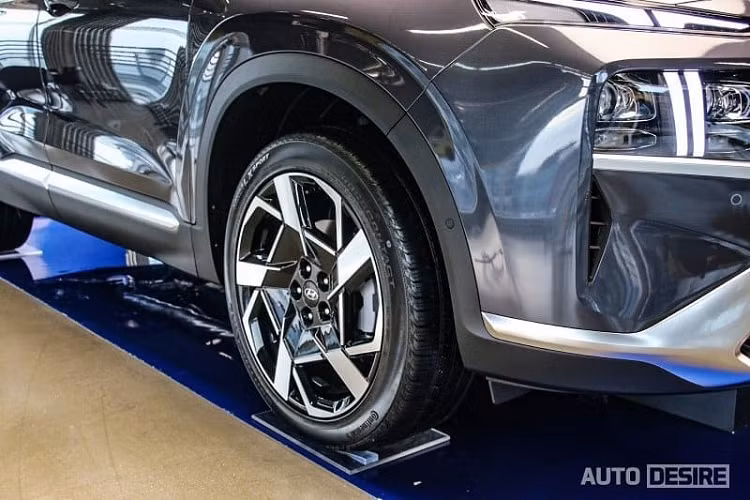 Hiện chưa có hình ảnh nội thất bên trong Hyundai SantaFe N Performance. Trong khi đó, Hyundai SantaFe 2021 tại thị trường Hàn Quốc được trang bị màn hình trung tâm mới nằm hơi ngả về sau, có kích thước 10,25 inch. Đằng sau vô lăng xuất hiện màn hình LCD 12,3 inch của bảng đồng hồ kỹ thuật số toàn phần hiện đại.