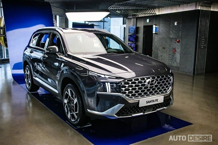 Dự đoán, Hyundai SantaFe N Performance chỉ được cải tiến về thiết kế nhưng lại dùng động cơ giống bản thường. Tại thị trường Hàn Quốc, SantaFe 2021 dùng động cơ diesel SmartStream 4 xi-lanh, dung tích 2,2 lít, kết hợp cùng hộp số tự động ly hợp kép 8 cấp. Động cơ này tạo ra công suất tối đa 202 mã lực và mô-men xoắn cực đại 441 Nm đồng thời chỉ tiêu thụ lượng nhiên liệu trung bình 14,2 km/lít (khoảng 7 lít/100 km).