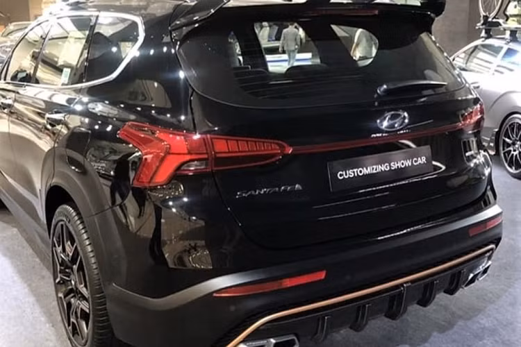 Nằm bên dưới màn hình thông tin giải trí là cụm điều khiển trung tâm mới với nút bấm chuyển số Shift by Wire thay cho cần số truyền thống. Đặc biệt, mẫu xe này còn lần đầu tiên có núm xoay chọn chế độ lái Terrain Mode. Khi điều khiển Hyundai SantaFe 2021, người lái có thể chọn 1 trong 4 chế độ là Eco, Sport, Comfort và Smart. Trong khi đó, hệ dẫn động 4 bánh toàn thời gian HTRAC có sẵn 3 chế độ là đường cát, đường tuyết và đường bùn.