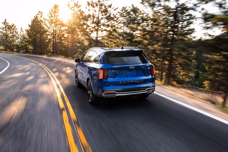 Kia Sorento thế hệ thứ 4 được phát triển trên nền tảng N3 của Kia. Nền tảng này cứng hơn 12,5% và nhẹ hơn 5,6% so với nền tảng trước đó. Sorento có các số đo dài x rộng x cao lần lượt là 4.810 x 1.900 x 1.695 (mm), chiều dài cơ sở đạt 2.815 mm. So với thế hệ thứ 3, Kia Sorento 2021 được cải thiện 10 mm ở các số đo tổng thể và 35 mm ở chiều dài cơ sở.