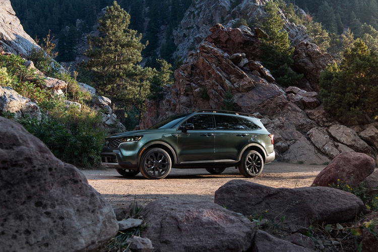 Tại Mỹ, Sorento 2021 có đến 4 tùy chọn động cơ. Đầu tiên là động cơ xăng GDI 4 xy-lanh 2.5L, sản sinh công suất 191 mã lực và mô-men xoắn 247 Nm. Tiếp theo là động cơ xăng tăng áp GDI 2.5L 4 xy-lanh sản sinh công suất 281 mã lực và mô-men xoắn 422 Nm. Còn lại là 2 động cơ hybrid sản sinh công suất lần lượt là 227 mã lực và 261 mã lực.