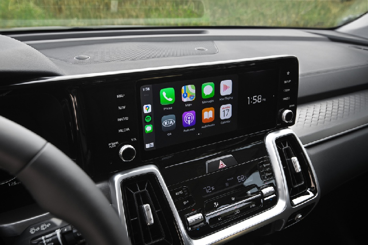 Một danh sách các trang bị đáng chú ý bên trong xe gồm màn hình thông tin giải trí 8 inch (10,25 inch trên bản cao cấp), dàn âm thanh 12 loa của Bose, bảng đồng hồ kỹ thuật số 12,3 inch, màn hình giám sát điểm mù.