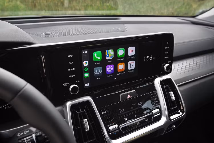 Một danh sách các trang bị đáng chú ý bên trong xe gồm màn hình thông tin giải trí 8 inch (10,25 inch trên bản cao cấp), dàn âm thanh 12 loa của Bose, bảng đồng hồ kỹ thuật số 12,3 inch, màn hình giám sát điểm mù.