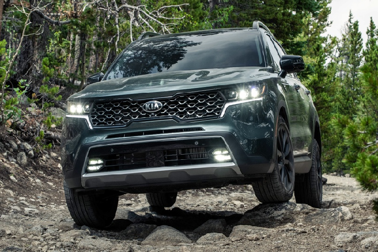 Ngoài ra, Kia cũng cung cấp gói nâng cấp X-Line cho Sorento tại thị trường Mỹ. Hướng đến off-road, gói X-Line giúp gầm xe cao thêm 25 mm đi kèm những chi tiết hỗ trợ địa hình và baga mui chuyên dụng. Bộ vi sai trung tâm và hệ thống kiểm soát đổ đèo là trang bị tiêu chuẩn của gói X-Line.