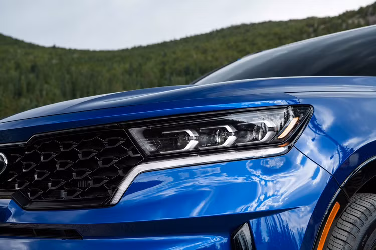 Khác với vẻ ngoài mềm mại của thế hệ trước, Sorento 2021 có ngoại hình hầm hố, đậm chất SUV. Điểm nhấn của xe là lưới tản nhiệt dạng mũi hổ được làm vuông vức, nối liền với cụm đèn pha LED ở 2 bên. Hệ thống đèn daylight được tạo hình chữ L.