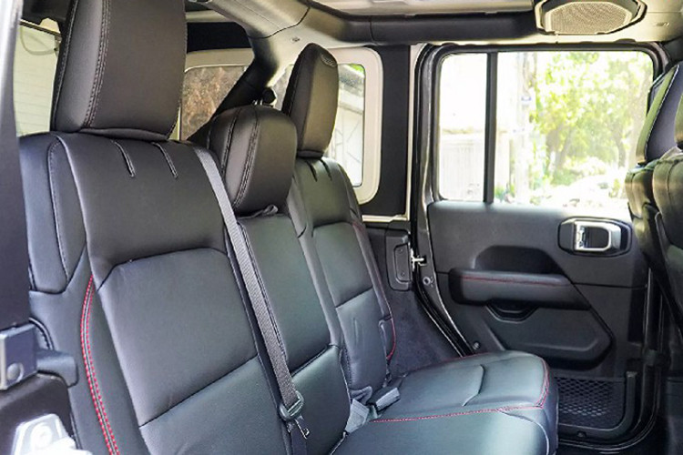 Thậm chí, nếu thích xe đi nhẹ hơn, “thoáng” hơn người dùng có thể tháo rời toàn bộ 4 cánh cửa. Đây là những tính năng tùy biến độc đáo mà người mua kh không thể tìm thấy trên những dòng xe SUV khác. Jeep Wrangler Rubicon được trang bị ghế bọc da màu đen cao cấp với logo “Rubicon” thêu ở tựa đầu.