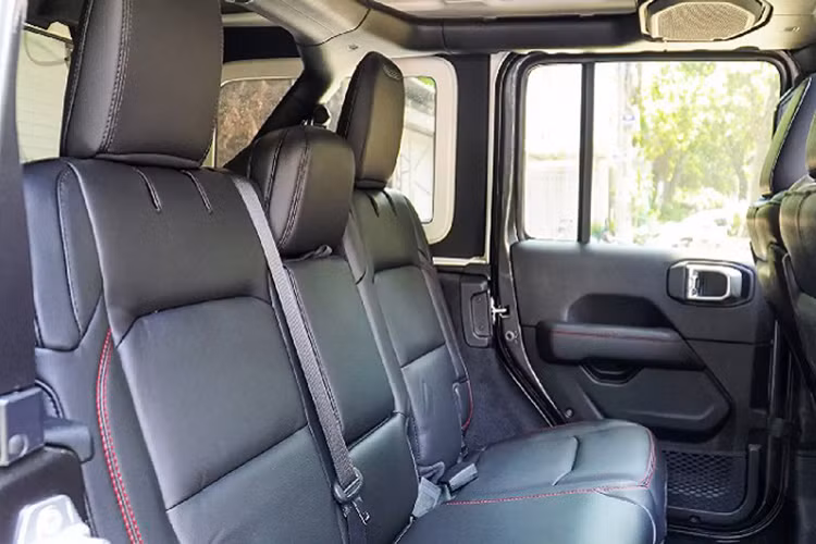 Thậm chí, nếu thích xe đi nhẹ hơn, “thoáng” hơn người dùng có thể tháo rời toàn bộ 4 cánh cửa. Đây là những tính năng tùy biến độc đáo mà người mua kh không thể tìm thấy trên những dòng xe SUV khác. Jeep Wrangler Rubicon được trang bị ghế bọc da màu đen cao cấp với logo “Rubicon” thêu ở tựa đầu.