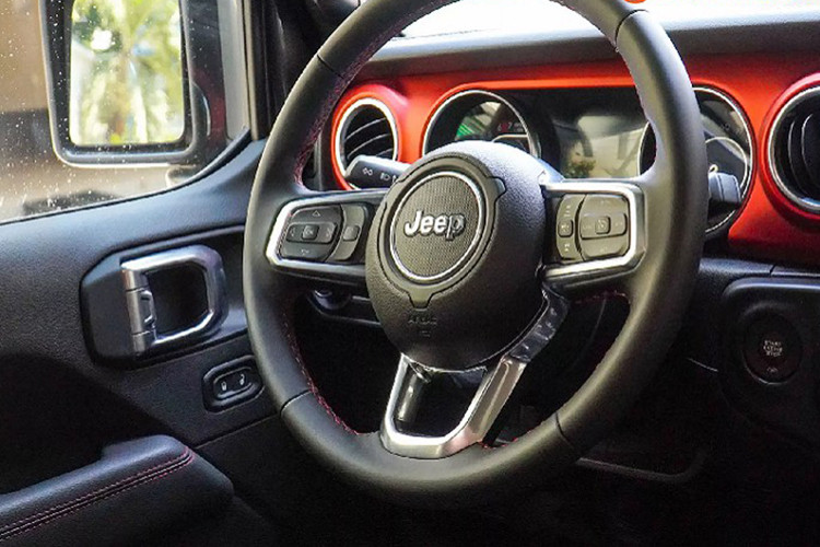 Là một chiếc SUV chơi, Wrangler Rubicon cho phép người dùng linh hoạt tùy biến xe theo nhiều cách khác nhau như: mui xe (bản mui cứng) có thể tháo rời ở phía trước để mang lại một cửa sổ trời. Ngoài ra, toàn bộ phía sau (từ vị trí cột D) có thể tháo rời để “hô biến” chiếc Jeep Wrangler này thành một mẫu SUV mui trần.