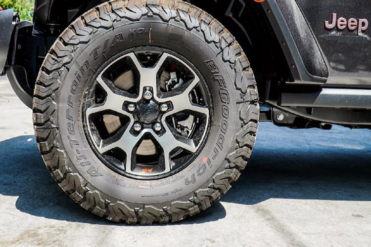 Sức mạnh được truyền xuống bốn bánh (4WD) thông qua hộp số tự động 8 cấp (8AT) cho phép xe tối ưu hóa công suất động cơ khi đi off-road, và mượt mà khi đi on-road ở tốc độ cao. Để hỗ trợ vượt địa hình, Wrangler Rubicon được trang bị hai cầu cứng sử dụng khoá vi sai trước và sau hỗ trợ vận hành tối ưu khi đi đường xấu off-road. Đi kèm với vi sai chống trượt phía sau Trac-Lok giúp cung cấp thêm mô-men xoắn để tăng cừng độ bám đường trong các tình huống trơn trượt, lực kéo thấp, chẳng hạn như lái xe trên đường cát, sỏi,...