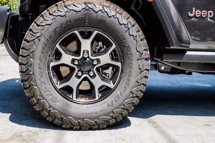 Sức mạnh được truyền xuống bốn bánh (4WD) thông qua hộp số tự động 8 cấp (8AT) cho phép xe tối ưu hóa công suất động cơ khi đi off-road, và mượt mà khi đi on-road ở tốc độ cao. Để hỗ trợ vượt địa hình, Wrangler Rubicon được trang bị hai cầu cứng sử dụng khoá vi sai trước và sau hỗ trợ vận hành tối ưu khi đi đường xấu off-road. Đi kèm với vi sai chống trượt phía sau Trac-Lok giúp cung cấp thêm mô-men xoắn để tăng cừng độ bám đường trong các tình huống trơn trượt, lực kéo thấp, chẳng hạn như lái xe trên đường cát, sỏi,...