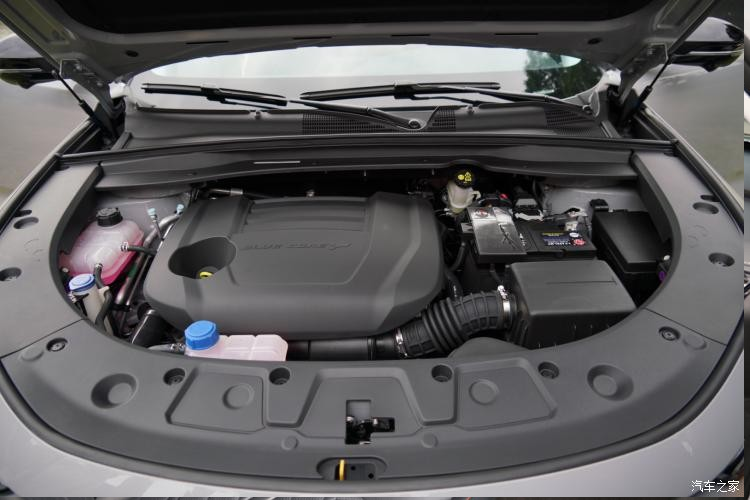 Thêm vào đó là cụm đèn pha "mắt híp" thanh mảnh, lấy cảm hứng thiết kế từ phi thuyền, và dải đèn LED định vị ban ngày với thiết kế 3 chạc. Tiếp đến là đường vai xe nằm cao, cửa sổ khá hẹp và bộ vành đa chấu 21 inch đồ sộ. Ngoài ra, Changan UNI-K còn được trang bị tay nắm cửa có thể bật ra/thu vào thân xe, vừa hiện đại vừa tăng tính khí động lực học cho xe.