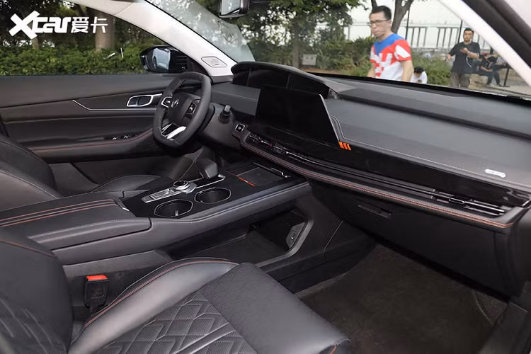 Nguồn cung cấp sức mạnh cho Changan UNI-K là khối động cơ xăng Blue Whale 4 xi-lanh, tăng áp, dung tích 2.0 lít, sản sinh công suất tối đa 233 mã lực. Động cơ kết hợp cùng hộp số tự động 8 cấp và hệ dẫn động 4 bánh.