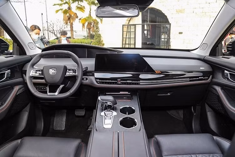 Thêm vào đó là màn hình thông tin giải trí cỡ lớn dùng kính Corning Gorilla AutoGrade vừa chống chói vừa chống bám vân tay. Đây là mẫu xe đầu tiên trên thế giới được trang bị màn hình cảm ứng dùng loại kính này.