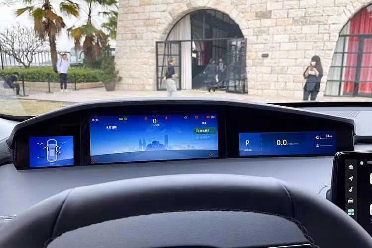 Đằng sau, Changan UNI-K được thiết kế với cảm hứng từ các phương tiện không gian. Điều này được thể hiện qua thiết kế cánh gió mui tích hợp đèn phanh trên cao. Bên dưới là cụm đèn hậu nối liền với nhau bằng dải đèn thanh mảnh ở giữa theo đúng mốt hiện nay và 4 ống xả chia đều sang hai bên.